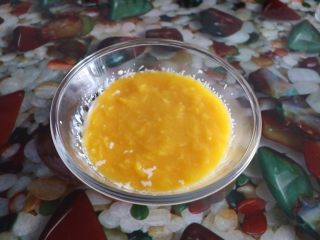 14、小熊维尼芒果慕斯蛋糕,把芒果泥倒入淡奶油中，翻拌均匀^o^