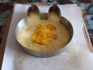 16、小熊维尼芒果慕斯蛋糕,25g的芒果泥倒入中间，芒果流心^o^