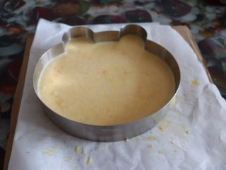 17、小熊维尼芒果慕斯蛋糕,剩余的慕斯糊全部倒入慕斯模具里，第二次倒入慕斯糊的时候，一定要先从周边开始倒，如果直接往中间倒入的话，芒果流心会溢到周边，把慕斯糊放入冰箱冷藏^o^