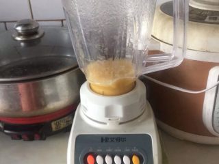 18、小熊维尼芒果慕斯蛋糕,25g的芒果泥加入38ml的水和3.5g的糖用料理机打成芒果汁^o^