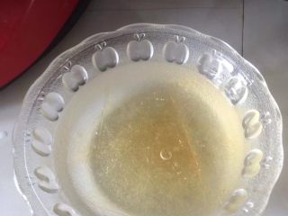 19、小熊维尼芒果慕斯蛋糕,4g的吉利丁片加入冷水泡软^o^