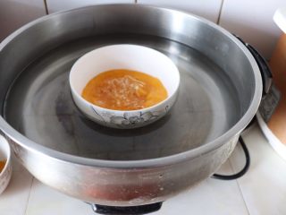 20、小熊维尼芒果慕斯蛋糕,泡软的吉利丁片从冷水中取出，放入到芒果汁里，把碗放入锅中，隔水加热^o^