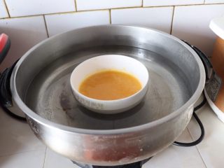 21、小熊维尼芒果慕斯蛋糕,加热期间要用筷子不断搅拌，直至吉利丁片完全融化为止^o^