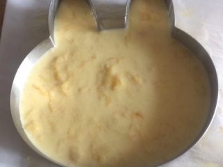 22、小熊维尼芒果慕斯蛋糕,冷藏3小时，把慕斯糊糊取出^o^