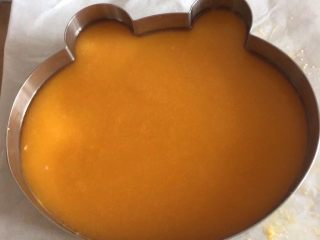 23、小熊维尼芒果慕斯蛋糕,芒果汁晾凉到一点点温热的时候，倒入到慕斯糊中，放入冰箱冷藏4小时^o^