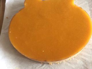 24、小熊维尼芒果慕斯蛋糕,冷藏好的慕斯，脱模的时候先用热毛巾在模具周围捂一小会儿，就可以顺利脱模喔^o^