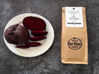 1、万圣节特饮——女巫之血（Blood of witches）,首先将主要食材准备好，甜菜根要去皮，咖啡要选择浓香醇厚的；