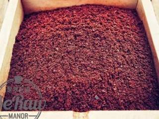 2、万圣节特饮——女巫之血（Blood of witches）,取30克咖啡圆豆研磨为手冲粗细（细砂糖状），萃取出80ml左右的咖啡液待用。（家里有浓缩咖啡机的小伙伴直接跳到第5步；）