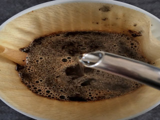 3、万圣节特饮——女巫之血（Blood of witches）,用手冲萃取法萃取80ml咖啡液待用；（手冲萃取过程略，感兴趣的亲可以查看我们以往的相关教程