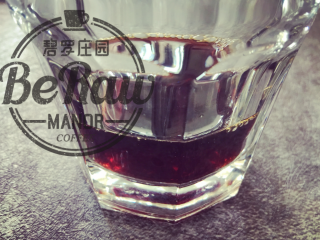 4、万圣节特饮——女巫之血（Blood of witches）,更为简单的判断萃取咖啡液量的判断方法是萃取出咖啡杯大约1/3杯的黑咖啡待用；