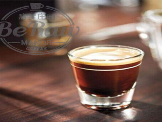 5、万圣节特饮——女巫之血（Blood of witches）,（手冲萃取咖啡的小伙伴跳过此步骤），家里有浓缩咖啡机的小伙伴根据你的个人口味可以萃取1——2份浓缩咖啡倒入杯中待用；