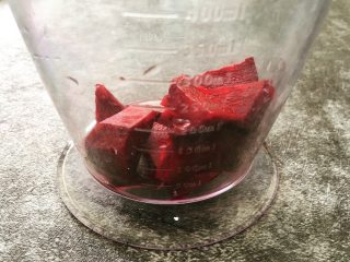 6、万圣节特饮——女巫之血（Blood of witches）,将去好皮的甜菜根切块后加入少量清水，进行榨汁；
