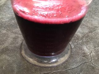 7、万圣节特饮——女巫之血（Blood of witches）,可以采取去渣榨汁也可以保留甜菜的纤维，考虑到甜菜纤维对身体的好处，本菜谱是采取予以保留的方法；