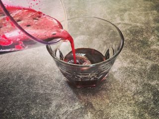 8、万圣节特饮——女巫之血（Blood of witches）,将甜菜汁倒入黑咖啡中，因为甜菜根本身带有天然的甜味，因此不是很噬甜的小伙伴就不建议再额外加砂糖了，但是如果你平时喜欢甜味那么可以在咖啡萃取好后依据个人口味加入适量砂糖。