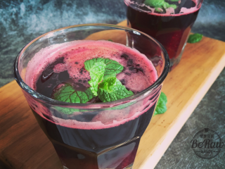 9、万圣节特饮——女巫之血（Blood of witches）,在杯中放入薄荷叶，作为装饰的同时，还能带来清新的口感；