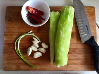 1、炝拌莴笋丝,莴笋一根削皮清洗，蒜头八瓣剥皮清洗，小葱两根择好洗净，花椒适量，干辣椒三四根