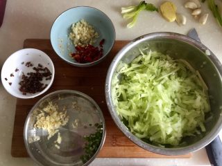 2、炝拌莴笋丝,莴笋擦丝，蒜切蒜蓉分开两部分，干辣椒去蒂清洗剪成小段，葱切葱末，花椒清洗备用