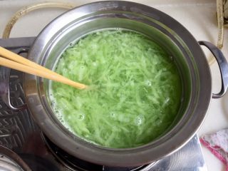 3、炝拌莴笋丝,热锅烧水，水开，放入莴笋丝，关火，莴笋丝很嫩不用多煮