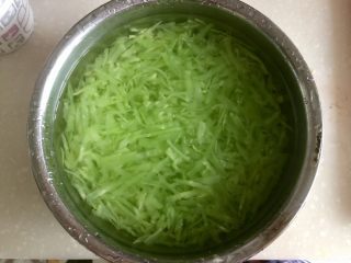 4、炝拌莴笋丝,莴笋上捞出放入冰水中浸泡一会