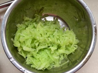 5、炝拌莴笋丝,冰镇过莴笋捞出挤干水分