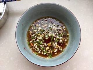 6、炝拌莴笋丝,制作调料汁：一部分蒜蓉，葱末，加入适量味极鲜，少许白醋，少许糖，一点鸡精，几滴芥末油或者一点芥末，加入少许纯净水，拌匀，尝下味道根据个人口味加入少许盐