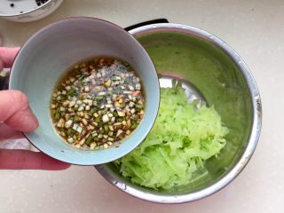 7、炝拌莴笋丝,把调味汁浇在莴笋上拌匀