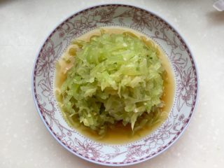 8、炝拌莴笋丝,把拌好的莴笋移到盘子中