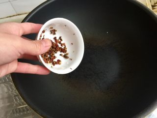 9、炝拌莴笋丝,热锅不放油，加入花椒，煸干，花椒我清洗过，先煸干再放油不会炸锅