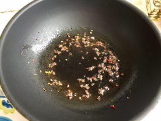 10、炝拌莴笋丝,加入食用油，小火煸香花椒后，把花椒捞出
