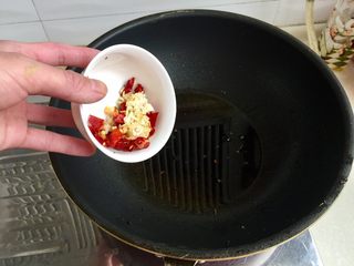 11、炝拌莴笋丝,加入蒜蓉干辣椒，煸香