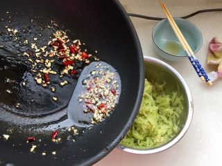 12、炝拌莴笋丝,把蒜蓉辣椒用勺子舀出浇在莴笋上。（拍照时忘记把莴笋移到盘中了）