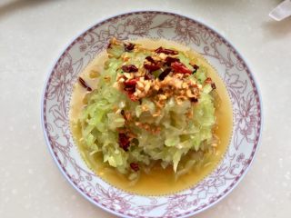 13、炝拌莴笋丝,剩余油烧到八成热，浇在莴笋上即可