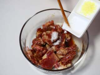 6、小米蒸排骨,加入盐、淀粉、生抽、料酒、豆瓣酱搅拌均匀,腌制1小时入味;