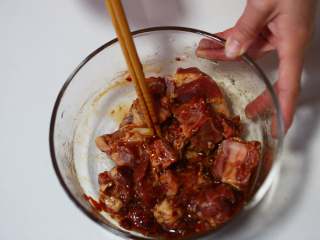 8、小米蒸排骨,加入盐、淀粉、生抽、料酒、豆瓣酱搅拌均匀,腌制1小时入味;