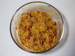 11、小米蒸排骨,搅拌好的小米排骨