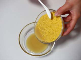 9、小米蒸排骨,泡好的小米沥干水