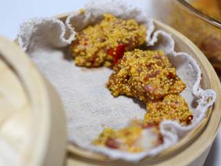 12、小米蒸排骨,取蒸茏,铺上蒸茏布,倒入小米排骨肉