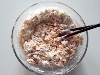 3、缤纷手工营养面-让宝贝快乐成长的健康辅食,搅拌成絮状，然后用手揉压和面