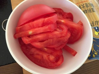 2、番茄火腿意面????????,把两个番茄切片。