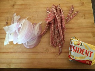 4、番茄火腿意面????????,火腿也成小块。准备黄油十克。