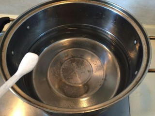 5、番茄火腿意面????????,锅中放入六小勺盐。