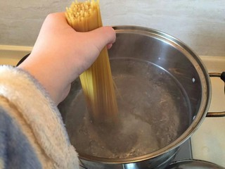 6、番茄火腿意面????????,冷水下入意面