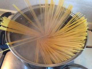 7、番茄火腿意面????????,煮意面一共12分钟，喜欢口感软的可以再加三分钟。