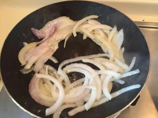 9、番茄火腿意面????????,放入洋葱炒香。