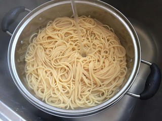15、番茄火腿意面????????,这个时候意面差不多煮好了拿起过冰水，这样可以使意面的口感Q弹爽滑。