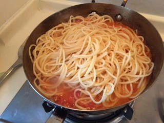 16、番茄火腿意面????????,把意面加入。番茄锅里。