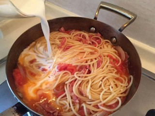 17、番茄火腿意面????????,倒半杯牛奶。