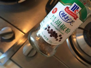 18、番茄火腿意面????????,加一点黑胡椒粉。按自己的口味调味。