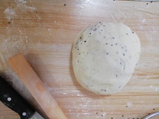 1、炸面果,加水将面活好，醒半个小时，加上芝麻，撒上食盐