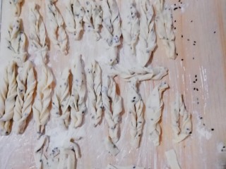 2、炸面果,扭上如图花型????